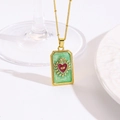 Detail van gouden tarot hanger met rood hart, oogmotief en elegant groen emaille - Lichtgroene Zonnestraal Rood Hart Oog Halsketting (ZYN-DMK1156G-1A)