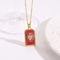 Macro-opname van tarotstijl hart-oog hanger met kleurrijk emaille en gouden ketting - Rode Zonnestraal Roze Hart Oog Halsketting (ZYN-DMK1156G-3A)