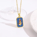Detail van gouden kralenketting en blauwe emaille hart hanger op witte achtergrond - Blauwe Glitter Heilig Hart Kruis Halsketting (ZYN-DMK1157G-1A)