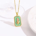 Macro-opname van een vierkante gouden ketting met groen emaille heilig hart - Lichtgroen Zand Heilig Hart Kruis Halsketting (ZYN-DMK1157G-2A)