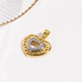 Λεπτομέρεια macro του χρυσού μενταγιόν καρδιά 18k με κοίλο πλαίσιο και ασημένιο ένθετο - Διάτρητο Διπλό Μενταγιόν Καρδιά σε Χρυσό Ασημί Τόνο (ZYN-DMK1193)