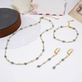 Platliggende set van gouden boze oog sieraden met witte parels op vintage decor - Mediterraanse Blauw Witte Stijl (ZYN-23107G-A5)