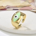 Nahaufnahme des vergoldeten Rings mit grünem Emaille-Auge und verstellbarer Schiene - Hellgrüner Böser Blick Stil