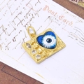 Macro detail van de gouden rechthoekige hanger met blauw hart-oog en zirkonia stenen - Donkerblauwe Hart Hanger Zonder Ketting (ZYN-DMK558G-2)