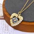 Detail van de gouden hart hanger met evil eye motief en zirkonia-accenten van dichtbij - Regenboogspiraal Oog Stijl (Met Ketting) (ZYN-DMK560G-1-A)