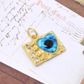 Macro-opname van gouden rechthoekige hanger met blauw hart oog en witte zirkoniasteentjes - Lichtblauwe Hart Hanger Zonder Ketting (ZYN-DMK558G-3)
