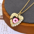 Macro-opname van gouden harthalsketting met boze oog en zirkoon op vintage papier - Roze Iris Oog Stijl (Met Ketting) (ZYN-DMK560G-4-A)