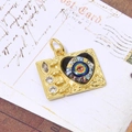 Detailopname van gouden boze oog hanger met regenboog hart en ingelegde zirkonia's - Regenboog Hart Hanger Zonder Ketting (ZYN-DMK558G-4)