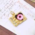 Macro-opname van gouden rechthoekige Evil Eye hanger met hart en zirkoon details - Rode Hart Hanger Zonder Ketting (ZYN-DMK558G-6)