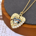 Detail van een gouden hartvormige hanger met regenbooginlay en zirkoon aan een ketting - Regenboogstreep Oog Stijl (Met Ketting) (ZYN-DMK560G-7-A)