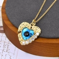 Detail van de gouden hartketting met gehamerde textuur, blauw boze oog en witte zirkonia's - Blauw Lucky Eye Stijl (Met Ketting) (ZYN-DMK560G-5-A)