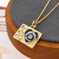 Macro-opname van de gouden rechthoekige evil eye hanger met regenboog hart en zirkoon - Regenboog Hart Ketting (ZYN-DMK558G-4-A)