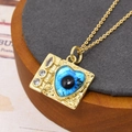 Detail van gouden boekhanger met blauw hartoog en zirkonia op een sieradenstandaard - Lichtblauwe Hart Ketting (ZYN-DMK558G-3-A)