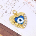 Detail van hart evil eye hanger met gehamerde gouden textuur en zirkonia-steentjes - Gehamerd Blauw Oog Stijl (Alleen Hanger) (ZYN-DMK560G-6)