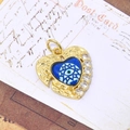 Macro-opname van hartvormige hanger met boze oog en zirkonia op vintage briefkaart - Donkerblauw Hart Oog Stijl (Alleen Hanger) (ZYN-DMK560G-8)