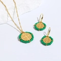 Detail van Sint-Benedictus medaille sieradenset met groene keramische kralen en goud - Donkergroen