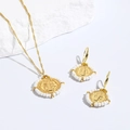 Detalle de un conjunto de joyas de moneda de oro vintage con cuentas blancas y grabado - Blanco