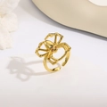 Dettaglio macro di anello a ragno placcato oro 18k con occhi rossi e fascia regolabile - Stile Ragno Oro Occhi Rossi (ZYN-DMR235G)