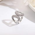 Primer plano de anillo plateado de doble capa con cristales pavé brillantes - Estilo de Doble Oval Superpuesto (ZYN-DMR230P) / Plateado