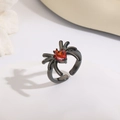Dettaglio anello ragno con pietra a cuore rosso su supporto bianco per Halloween - Stile Ragno Cuore Nero (ZYN-DMR240B)