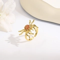 Dettaglio dell'anello a ragno placcato oro 18 carati con zirconi rossi su supporto bianco - Stile Ragno Pavé di Zirconia Oro (ZYN-DMR241G)