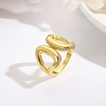 Detalle del anillo doble irregular bañado en oro de 18k con piedras de circón brillantes - Estilo Entrelazado Aerodinámico (ZYN-DMR231G) / Dorado