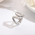Detalle de anillo de corazón plateado con pavé de piedras y acabado pulido fino - Estilo Entrelazado Aerodinámico (ZYN-DMR231P) / Plateado