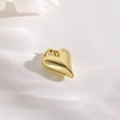 Dettaglio macro del ciondolo a cuore in oro 18k lucidato con finitura a specchio per gioielli - Color Oro (ZYN-DMK746G)