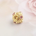 Hohlblumen-Charm-Perle, goldplattiert mit rosa Steinen für DIY-Schmuckherstellung - Rosenrot
