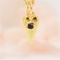 Detailopname van de hartvormige evil eye hanger ketting in goud met zwarte edelsteen - Alleen Hanger (Zonder Ketting) / Zwart