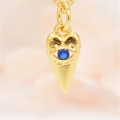Macro-opname van vergulde evil eye hart hanger ketting met gezette blauwe zirkonia details - Alleen Hanger (Zonder Ketting) / Donkerblauw