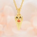 Macro-opname van vergulde hartvormige duivels-oog ketting met oranje zirkoon inleg - Hanger met Ketting / Rood