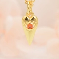 Macro detail van vergulde boze oog hanger met micro-gezet oranje-rood zirkonia steentje - Alleen Hanger (Zonder Ketting) / Rood