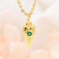 Macro-opname van gouden conische boze oog hanger met groene zirkoon aan een fijne O-ketting - Hanger met Ketting / Donkergroen