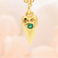 Macro-opname van de vergulde boze oog hanger met micro-gezet groene zirkoon steen - Alleen Hanger (Zonder Ketting) / Donkergroen