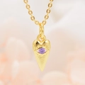 Macro-opname van de vergulde evil eye hanger met paarse zirkoon en wimpers - Hanger met Ketting / Paars