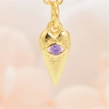 Macro-opname van de gouden hart hanger met boze oog motief en paarse zirkoon - Alleen Hanger (Zonder Ketting) / Paars