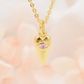 Detail van de gouden kegelhanger met roze zirkoon en een fijne gouden ketting - Hanger met Ketting / Roze