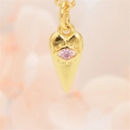 Macro-opname van gouden hartvormige hanger met roze zirkoon en gedetailleerd oogontwerp - Alleen Hanger (Zonder Ketting) / Roze