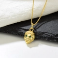 Nahaufnahme von vergoldetem Löwenkopf-Anhänger mit grünen Zirkonia-Augen und Boxkette - Exquisiter Grünes Auge Löwenkopf Stil (ZYN-DMK321G-4)