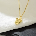 Detailansicht eines 18k Gold Löwenanhängers mit roten Zirkonia Augen und einer Boxkette - Leopardenkopf Stil (ZYN-DMK322G-7)