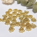 Coupelles de perles en forme de pétales creux dorés 18 carats pour bijoux DIY - Style Motif Floral Complexe (ZYN-AM23G)