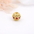 Makroaufnahme der 18k vergoldeten Hohlperle mit roten Strasssteinen für DIY-Schmuck - Roter Strass-Stil (ZYN-DMK288G-1)