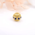 Makroaufnahme der 18k vergoldeten Hohlperle mit eingelegten tiefblauen runden Kristallen - Dunkelblauer Strass-Stil (ZYN-DMK288G-4)