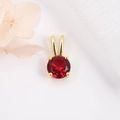 Pendentif en cuivre doré fait main avec zircon rouge rond et serti classique à 4 griffes - Rouge Pur