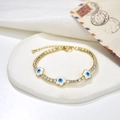 Dettaglio del bracciale occhio greco dorato con fiori in smalto e zirconi cubici - Fiore Bianco (221116G-B-5)