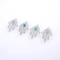Detaillierte Hamsa-Hand Schmuckverbinder mit Opalen für DIY Armbänder und Halsketten - Weißgold Gemischte Farbe Opal
