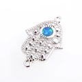 Detaillierter Hamsa-Hand-Verbinder mit Türkis-Opal-Inlay und feiner Silber-Filigranarbeit - Weißgold Blau Opal