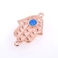 Makro-Detail des Roségold Hand der Fatima Verbinders mit blauem Opal für DIY-Schmuck - Roségold Blau Opal