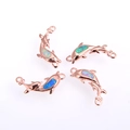 Detalle de conectores de delfín en oro rosa con incrustación de opalo sintético brillante - Aprox. 18MM de Largo 8.5MM de Ancho / Oro Rosa Color Mezclado Opale